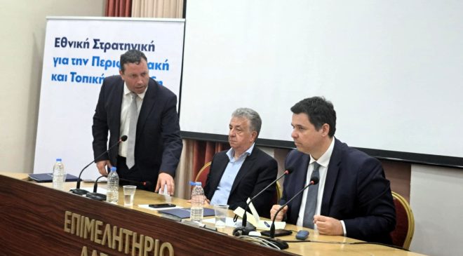 Την απόφαση του Δημοτικού Συμβουλίου Αγίου Νικολάου για την παραχώρηση στον Δήμο του ακινήτου του παλαιού Φρουραρχείου επέδωσε ο Δήμαρχος στον Υφυπουργό παρά τω Πρωθυπουργώ